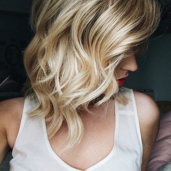 Glamorous Medium Wavy Hairstyle