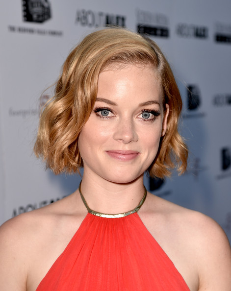 Jane Levy Side-parted Golden Short Curls