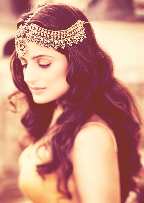 16 Glamorous Indian Wedding Hairstyles - Pretty Designs