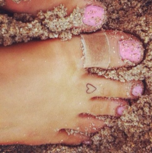 Ariana Grande Tattoos - Cute Small Heart Tattoo on Toe