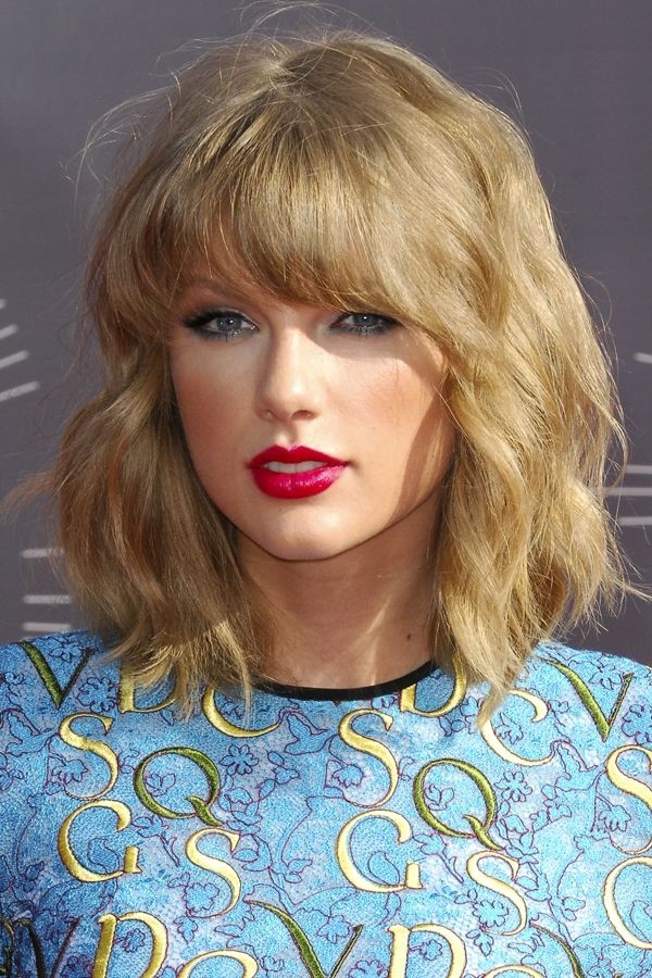 Taylor Swift Medium Wavy Hairstyle