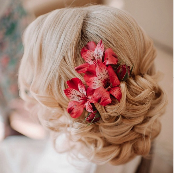 30 Romantic Wedding Hairstyles for 2024