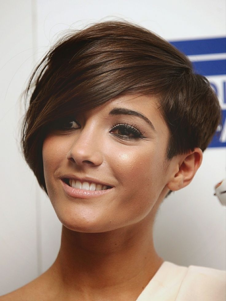 Frankie Sandford Asymmetrical Short Hairstyle