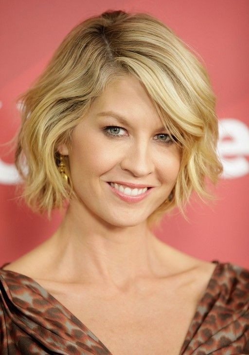 Jenna Elfman Short Wavy Bob Hairstyle