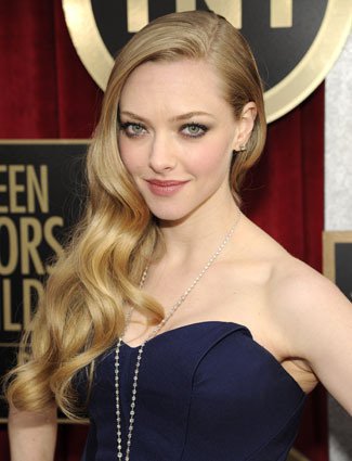 Amanda Seyfried Retro Long Wavy Hairstyle