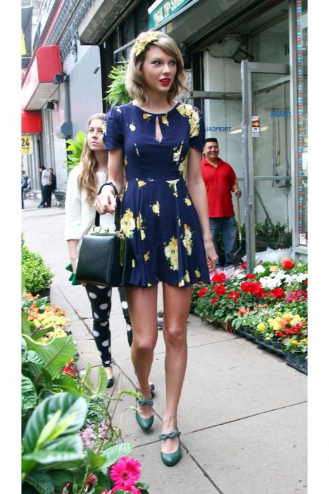 Taylor Swift Wavy Bob Haircut