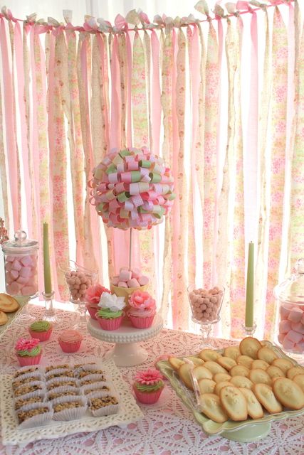 10 Backdrop Ideas for Parties - Pretty Designs