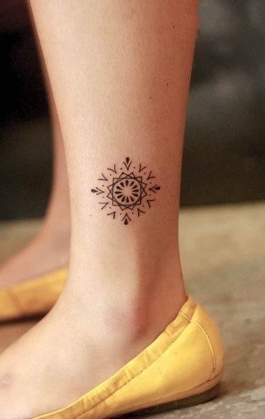 20 Simple Tattoos for Women - Pretty Designs