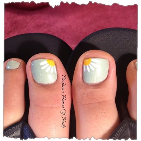 Daisy Toe Nail Design