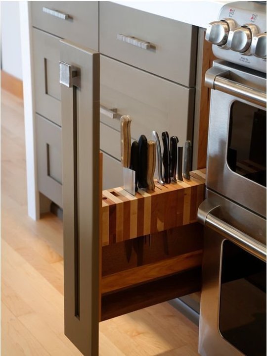 Narrow Pull-Out to Store The Knives