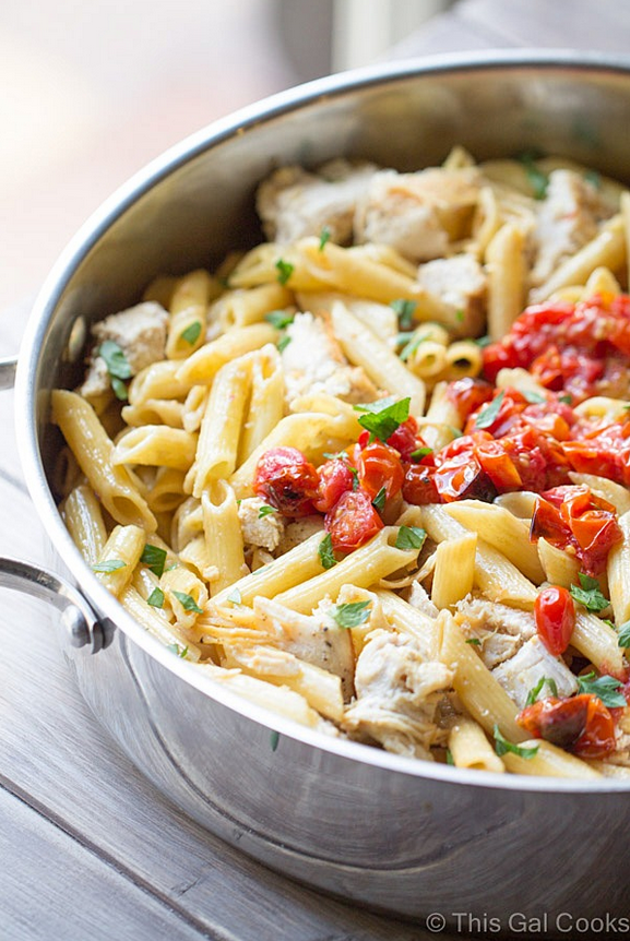 One-Pot Chicken Pasta with White Wine Sauce