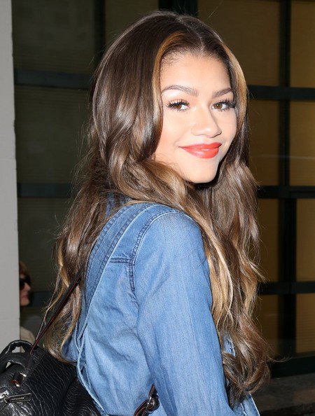 ZENDAYA COLEMAN Long Wavy Hairstyle