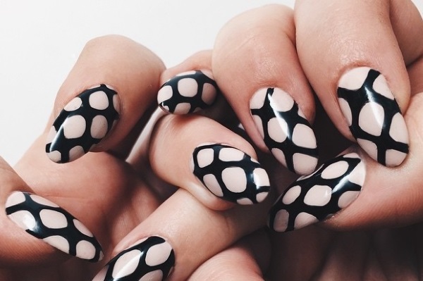 Trendy Fishnet Nail Design