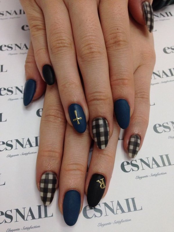 Elegant Black Plaid Nail Design