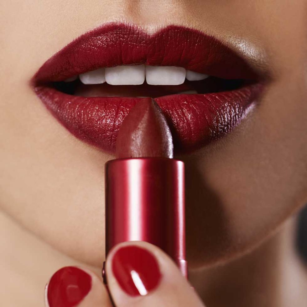1433811975-woman-applying-red-lipstick-on-lips