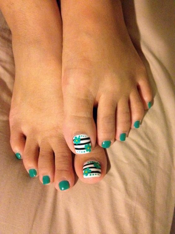 Green Toe Nails with Flowers via