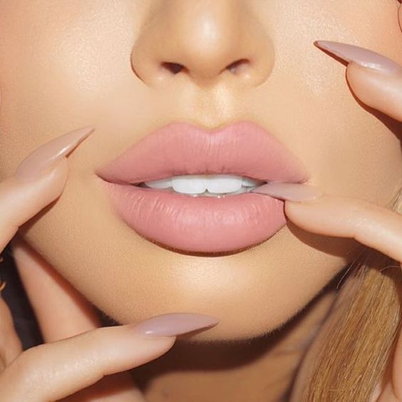 7 Ways to Keep Your Lips From Drying Out