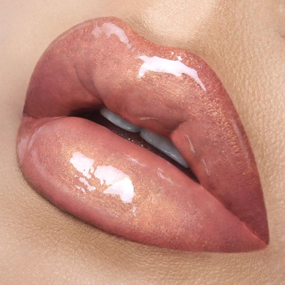 7 Tips for a Flawless Glossy Lip