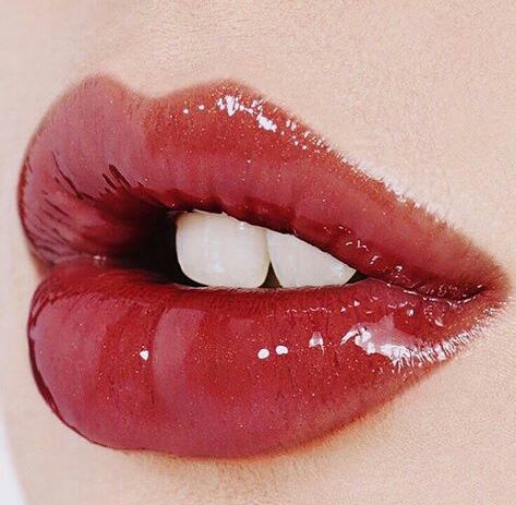 7 Tips for a Flawless Glossy Lip