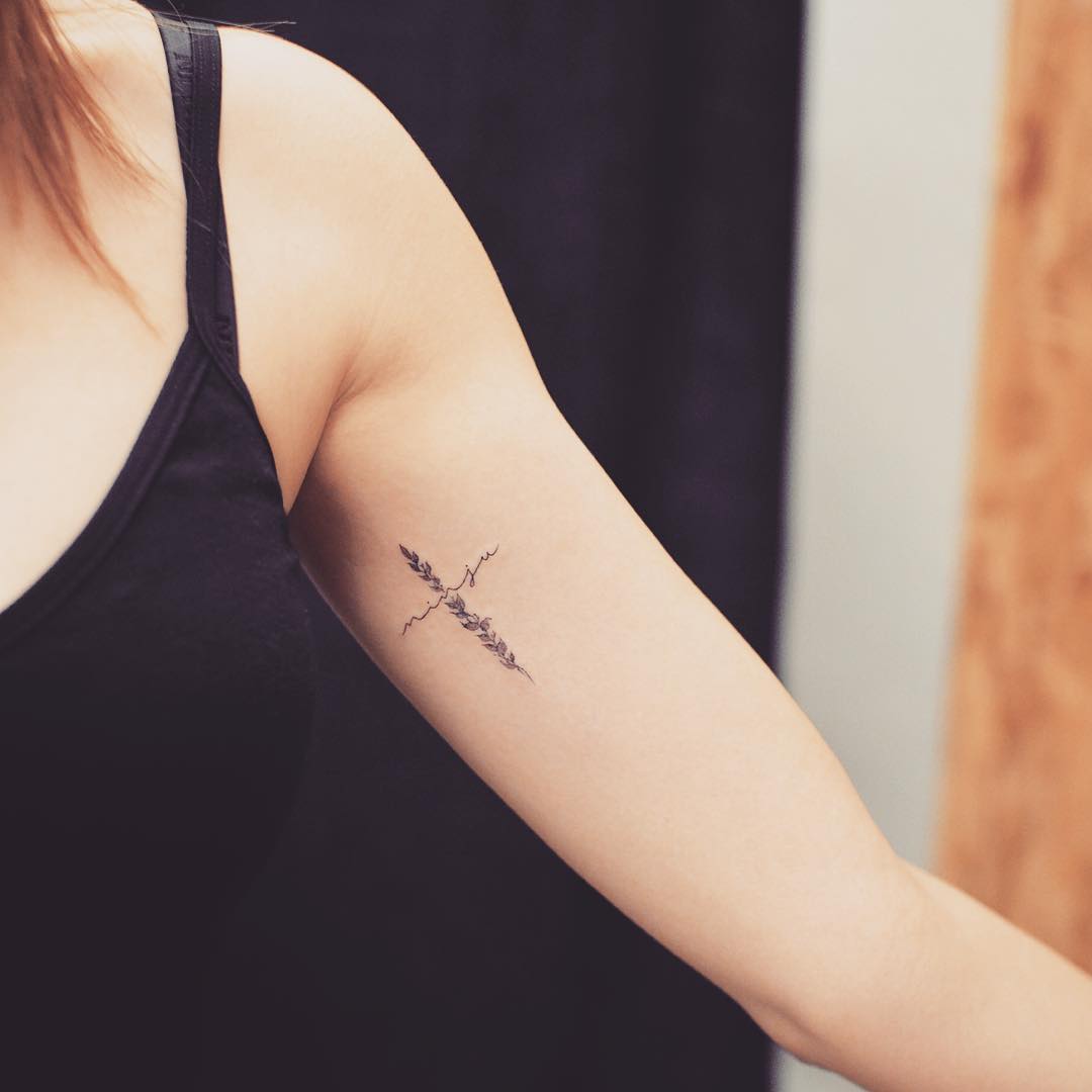 25 Cute Small Feminine Tattoos for Women - Tiny Meaningful Tattoos