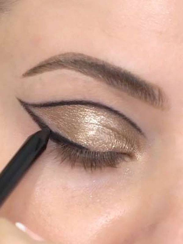 How to Create a Dramatic '60s Eye Makeup Look