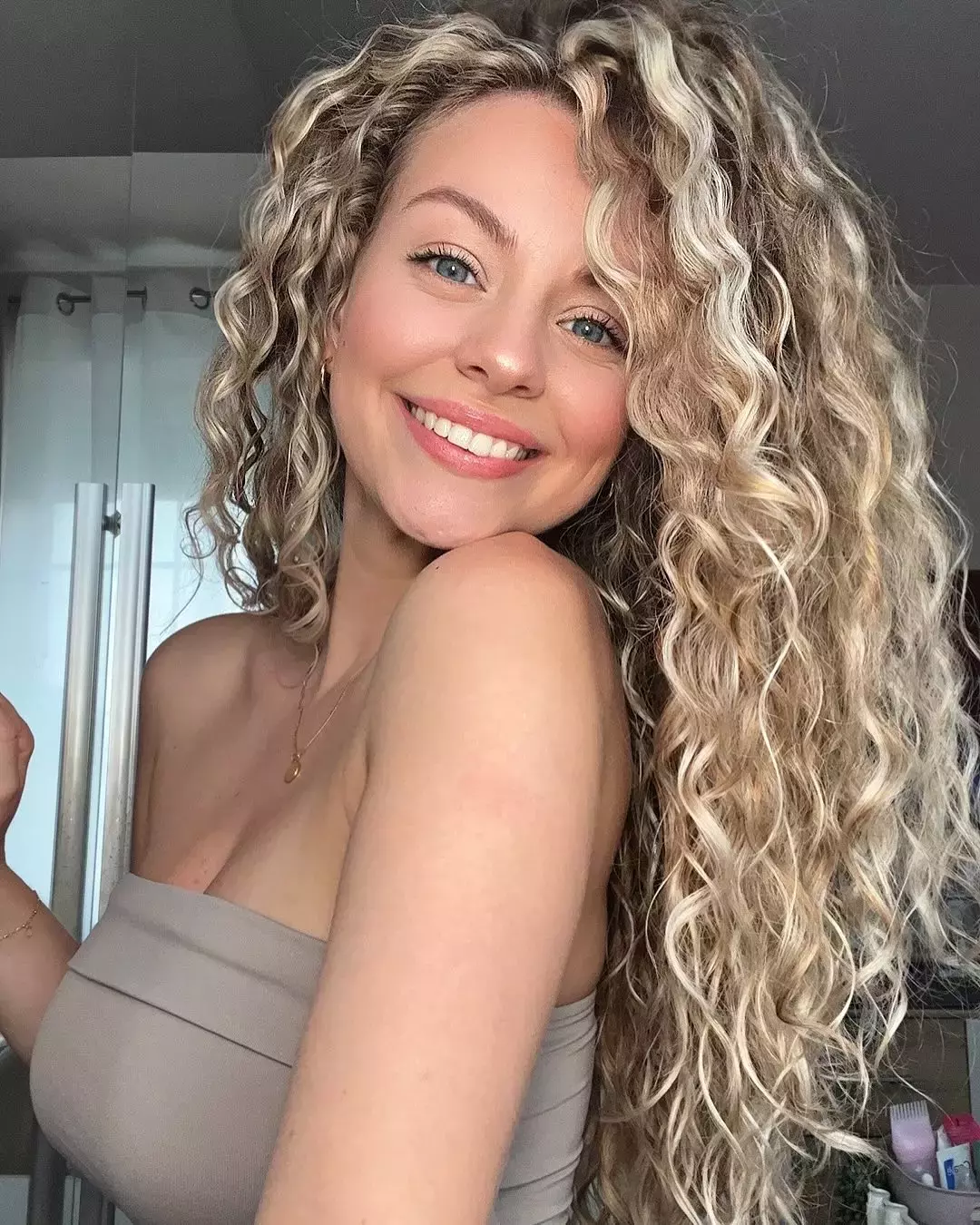 curly hair styles for girls